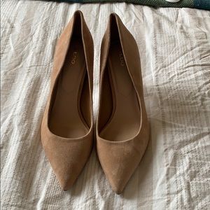 Aldo nude suede pumps